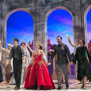 'Um dos fatores que me faz amar Anastasia quando eu era criança é que ela era ruiva!', escreveu Marina Ruy Barbosa