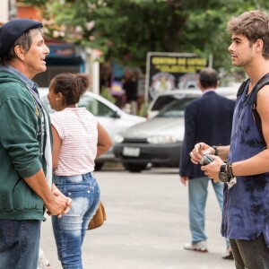 Léo (Rafael Vitti) apoia Almir (Evandro Mesquita) a se aproximar de Néia (Ana Beatriz Nogueira) fingindo ter sido atropelado, no capítulo que vai ao ar sábado, dia 20 de maio de 2017, na novela 'Rock Story'