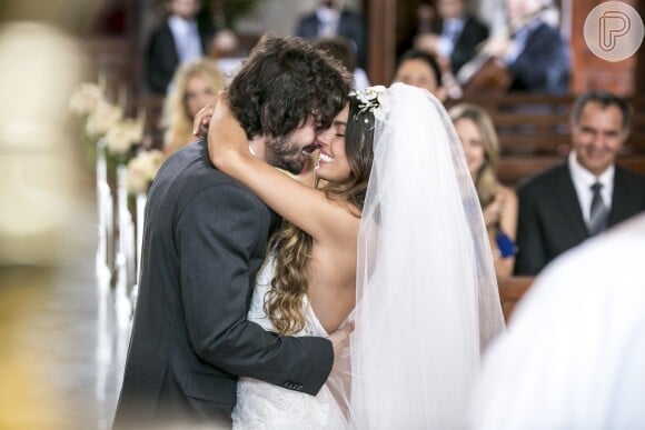Ritinha (Isis Valverde) se casa com Ruy (Fiuk) na novela 'A Força do Querer'