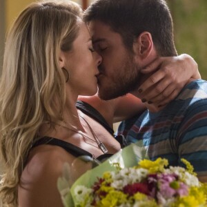 Zeca (Marco Pigossi) e Jeiza (Paolla Oliveira) ficam noivos, na novela 'A Força do Querer'