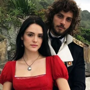 Anna (Isabelle Drummond) dá à luz uma menina com a ajuda de Joaquim (Chay Suede), em 17 de maio de 2017, na novela 'Novo Mundo'