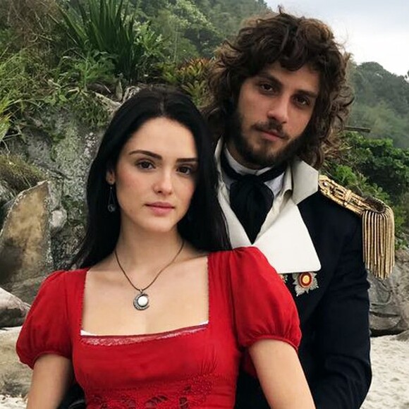 Anna (Isabelle Drummond) dá à luz uma menina com a ajuda de Joaquim (Chay Suede), em 17 de maio de 2017, na novela 'Novo Mundo'