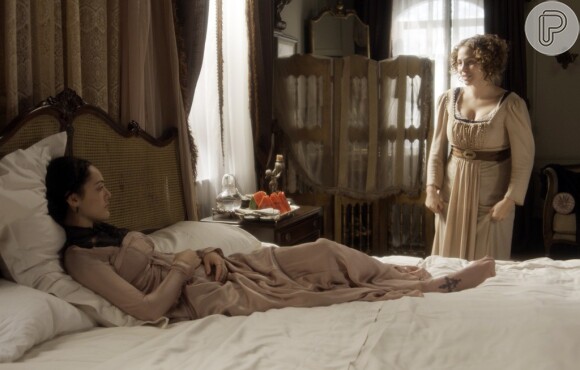 Leopoldina (Letícia Colin) impede Anna (Isabelle Drummond) de revelar a verdade a Joaquim (Chay Suede), na novela 'Novo Mundo'