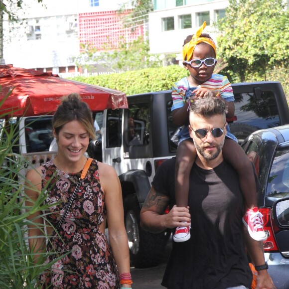 Giovanna Ewbank e Bruno Gagliasso vão com Títi à festa de aniversário de 4 anos de Roque, filho de Regina Casé