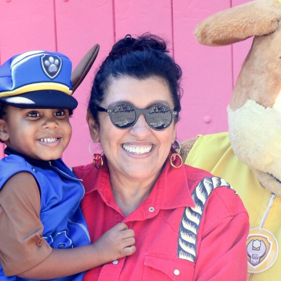 Regina Casé posa com o filho, Roque, no aniversário de 4 anos do menino