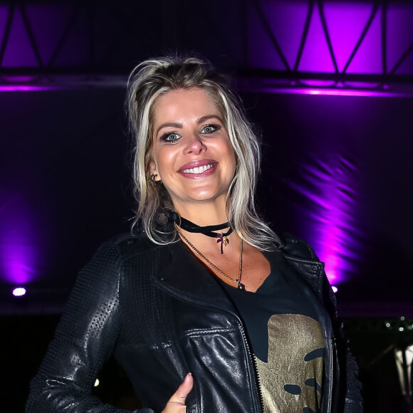 Grávida do primeiro filho, Karina Bacchi também foi ao show 'Festa das Patroas'