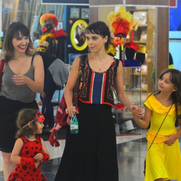 Débora Falabella passeou recentemente com a filha, Nina, a irmã, Cynthia Falabella, e a sobrinha
