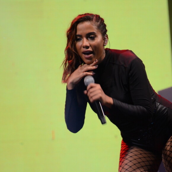 No Twitter, fãs mandaram mensagens para Anitta reclamando das postagens dela