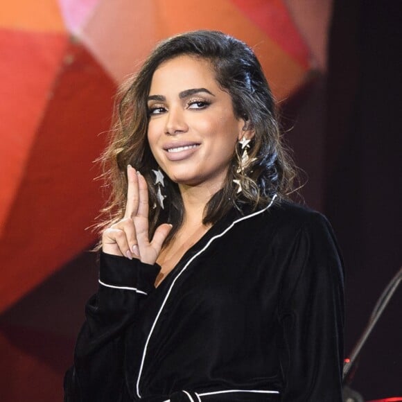 Anitta corrigiu duas frases com palavras escritas com erros em inglês