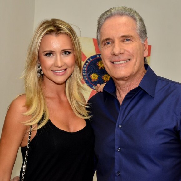 Roberto Justus e Ana Paula Siebert compartilharam momentos da viagem nas redes sociais