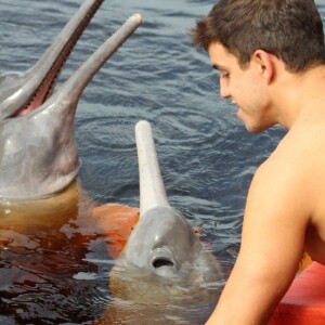 Ex-BBB Manoel nadou com botos em sua passagem por Manaus