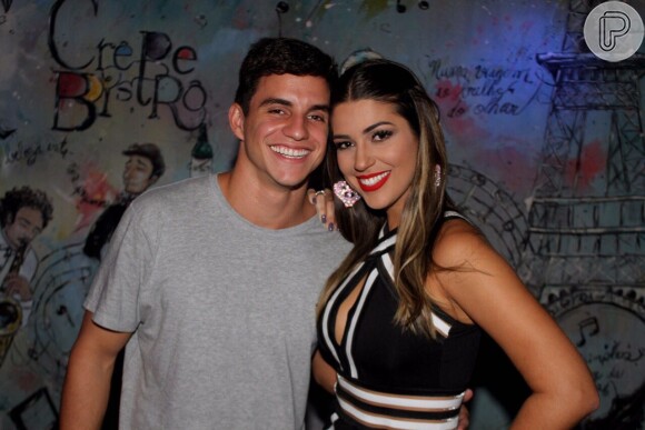 Os ex-BBBs Manoel e Vivian vão juntos ao show de Naiara Azevedo no Rio