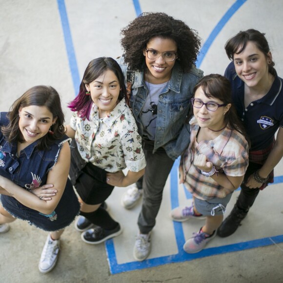 No capítulo de 16 de maio de 2017 de 'Malhação - Viva a Diferença', Keyla (Gabriela Medvedovski), Ellen (Heslaine Vieira), Benê (Daphne Bozaski), Tina (Ana Hikari) e Lica (Manoela Aliperti) fazem um mutirão com os amigos na lanchonete de Roney para fazer a festa de Tonico