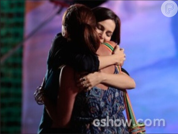 Como despedida, Clara (Giovanna Antonelli) e Marina (Tainá Müller) se abraçam e choram, na novela 'Em Família'