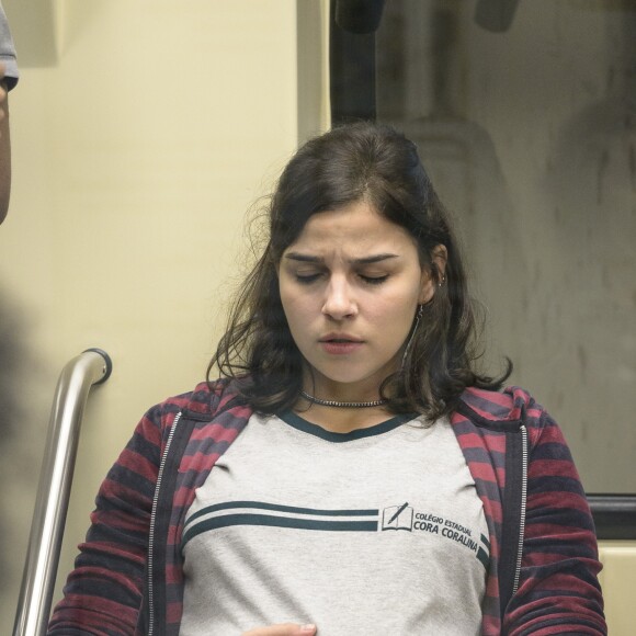 Keyla (Gabriela Medvedovski) dá a luz no metrô, amparada por Lica (Manoela Aliperti), Ellen (Heslaine Vieira), Tina (Ana Hikari) e Benê (Daphne Bozaski)