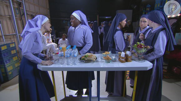 As freiras ficam ansiosas antes da final do Concurso de Corais, na novela 'Carinha de Anjo'