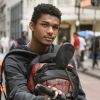 Juan Paiva é morador do Morro do Vidigal, no Rio de Janeiro, e para viver o motoboy Anderson de 'Malhação - Viva a Diferença' teve ajuda dos colegas mototaxistas: 'Pedi a moto emprestada'