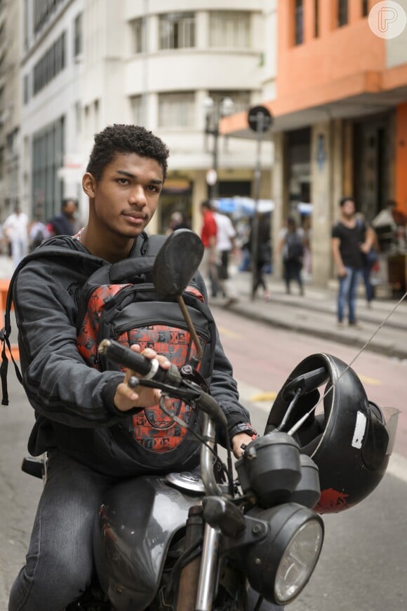 Juan Paiva é morador do Morro do Vidigal, no Rio de Janeiro, e para viver o motoboy Anderson de 'Malhação - Viva a Diferença' teve ajuda dos colegas mototaxistas: 'Pedi a moto emprestada'