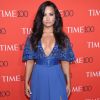 Demi Lovato apostou em um vestido do estilista Zuhair Murad com decote profundo para o baile de gala da revista 'Time', realizado em Nova York no dia 25 de abril de 2017