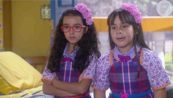 Bárbara (Renata Randel) e Frida (Sienna Belle) entregam uma roupa de príncipe para que Dulce (Lorena Queiroz) participe da peça, mas as duas se irritam porque a pequena acaba gostando da surpresa, no capítulo que vai ao ar terça-feira, dia 16 de maio de 2017, na novela 'Carinha de Anjo'