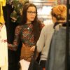Ex-BBB Emilly foi fotografada durante dia de compras em shopping carioca