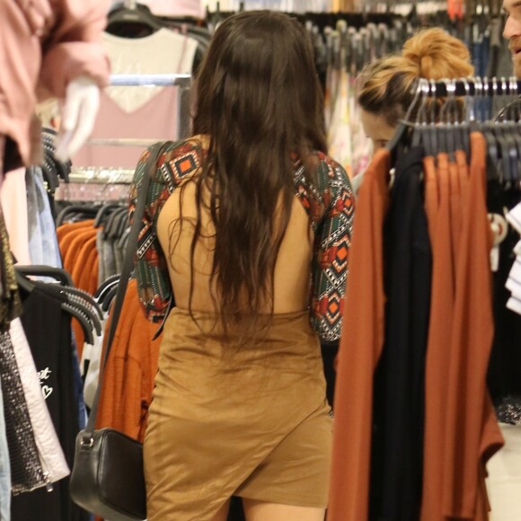 Ex-BBB Emilly passeou em shopping no Rio na tarde desta terça-feira, 9 de maio de 2017