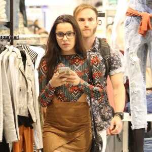 Emilly, campeã do 'BBB17', curtiu passeio no shopping nesta terça-feira, 9 de maio de 2017