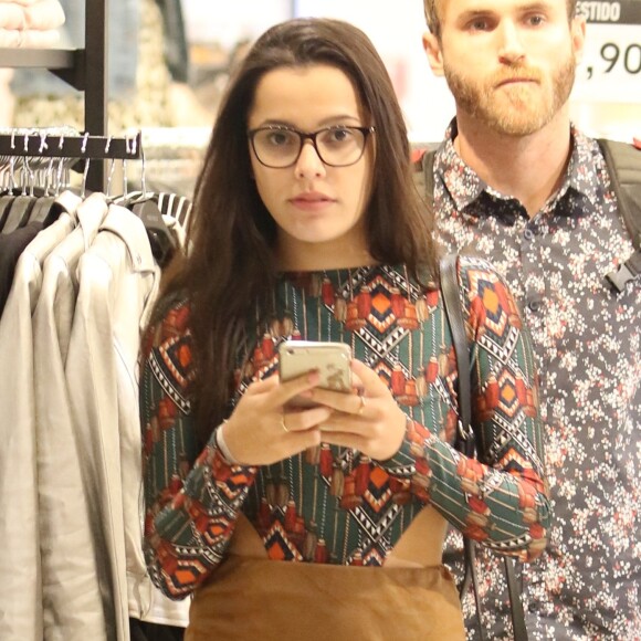 Ex-BBB Emilly foi clicada passeando no shopping nesta terça-feira, 9 de maio de 2017