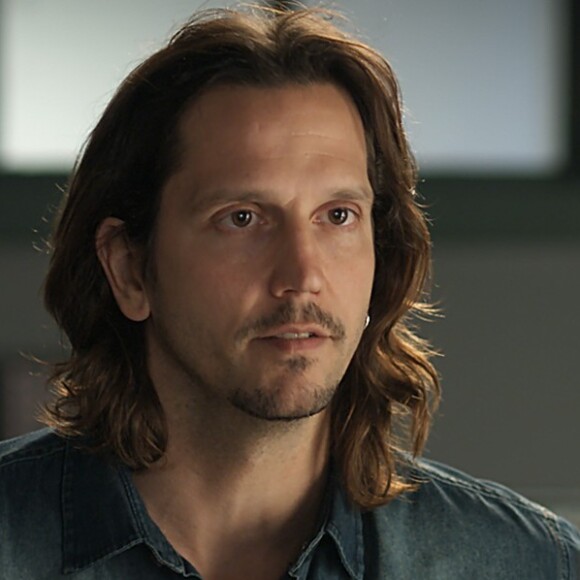 Gui (Vladimir Brichta) diz para Júlia (Nathalia Dill) que Zac (Nicolas Prattes) foi irresponsável por viajar sozinho com Mariane (Ana Cecília Castro), na novela 'Rock Story'