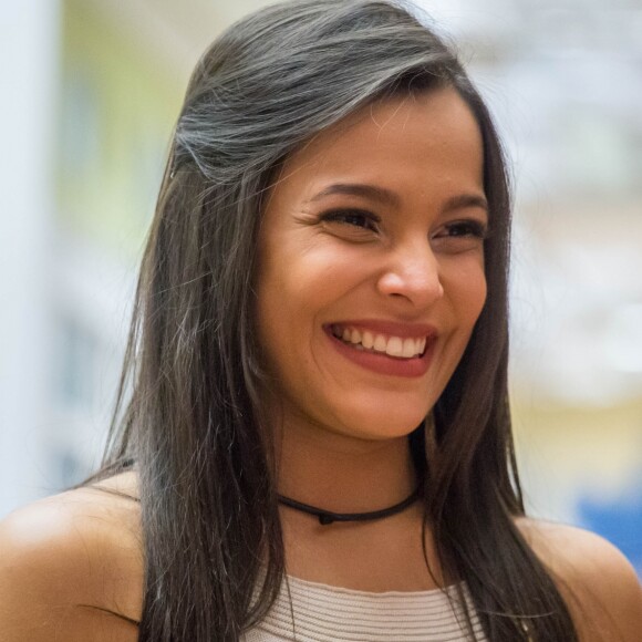 A ex-BBB Emilly decidiu contratar um stylist após o 'BBB17'