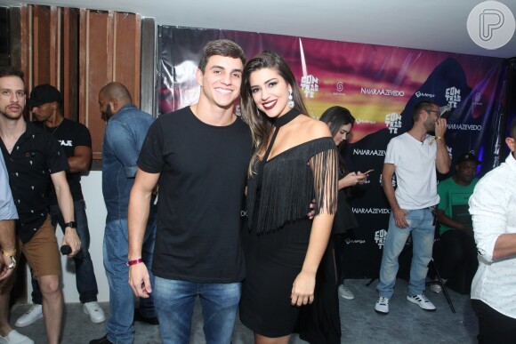 Os ex-BBBs Manoel e Vivian posaram juntos no show de Naiara Azevedo