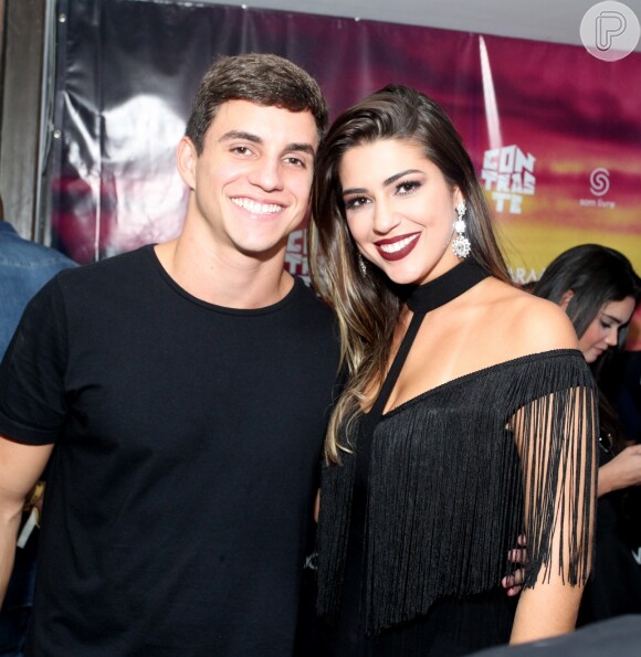 Os ex-BBBs Manoel e Vivian assistiram juntos ao show de Naiara Azevedo, no Morro do Vidigal, no Rio, em 9 de maio de 2017