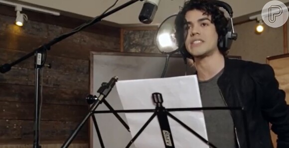 Sam Alves interpreta a canção 'Counting Stars' em seu primeiro clipe