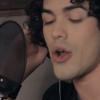Sam Alves canta a música 'Counting Stars' em clipe