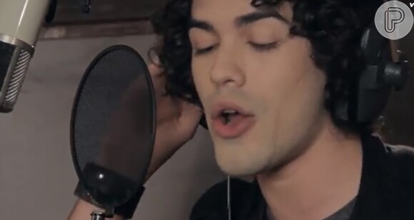Sam Alves canta a música 'Counting Stars' em clipe