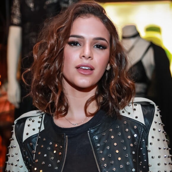 Bruna Marquezine ainda admitiu que já mexeu no celular do namorado, mas se arrependeu