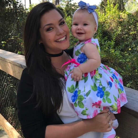 Thais Fersoza postou vídeo no Instagram passeando com a filha, Melinda