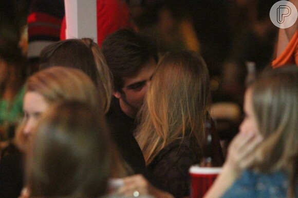 Carla Diaz foi clicada aos beijos com Bernardo Mesquita em março de 2013