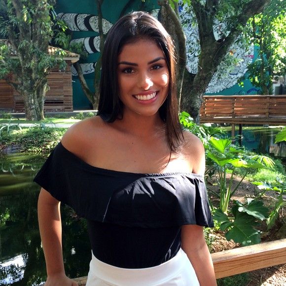 Ex-BBB Munik se encantou ao ver a igreja: ' É essa, linda demais! '