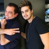 Luan Santana corta o cabelo com o hairstylist Marco Antonio de Biaggi, em 12 de março de 2014