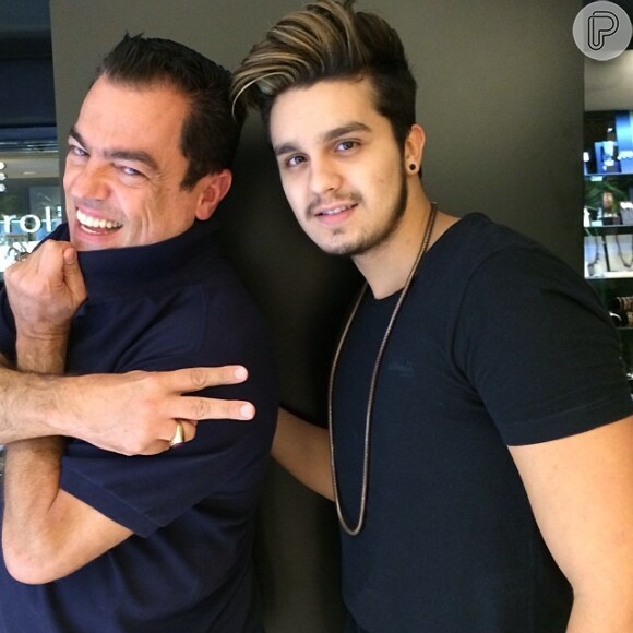 Luan Santana corta o cabelo com o hairstylist Marco Antonio de Biaggi, em 12 de março de 2014