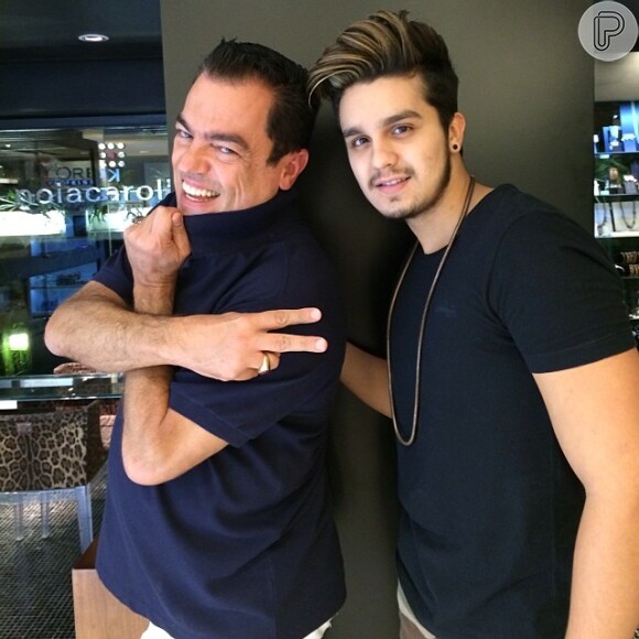Luan Santana posa ao lado do hair stylist Marco Antônio De Biaggi