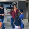 Ex-BBB Vivian e Manoel conversam com fãs em aeroporto