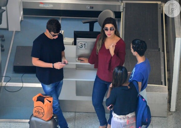 Ex-BBB Vivian e Manoel conversam com fãs em aeroporto