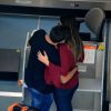 Ex-BBB Manoel deu um beijo no pescoço de Vivian no aeroporto