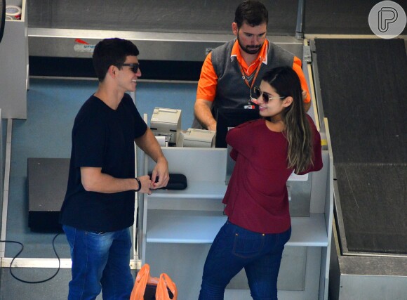 Ex-BBB Vivian e Manoel embarcaram em aeroporto no Rio de Janeiro
