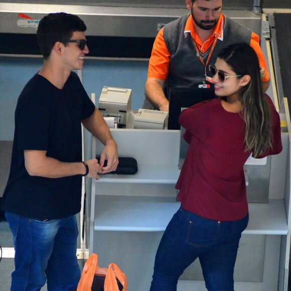 Ex-BBB Vivian e Manoel embarcaram em aeroporto no Rio de Janeiro