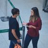Ex-BBB Vivian conversa com Manoel em aeroporto no Rio de Janeiro