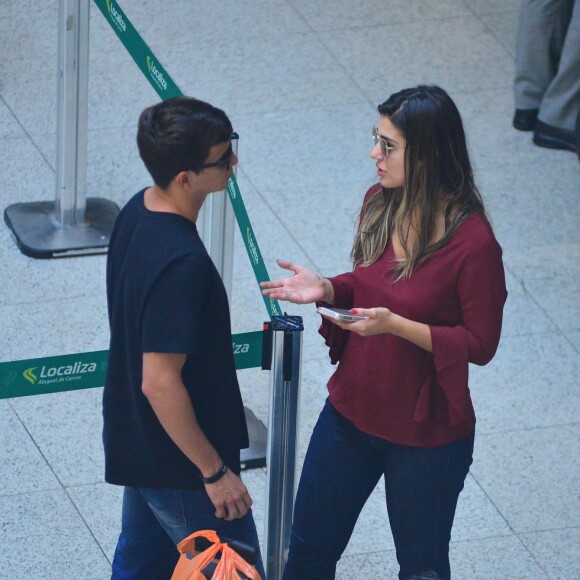 Ex-BBB Vivian conversa com Manoel em aeroporto no Rio de Janeiro