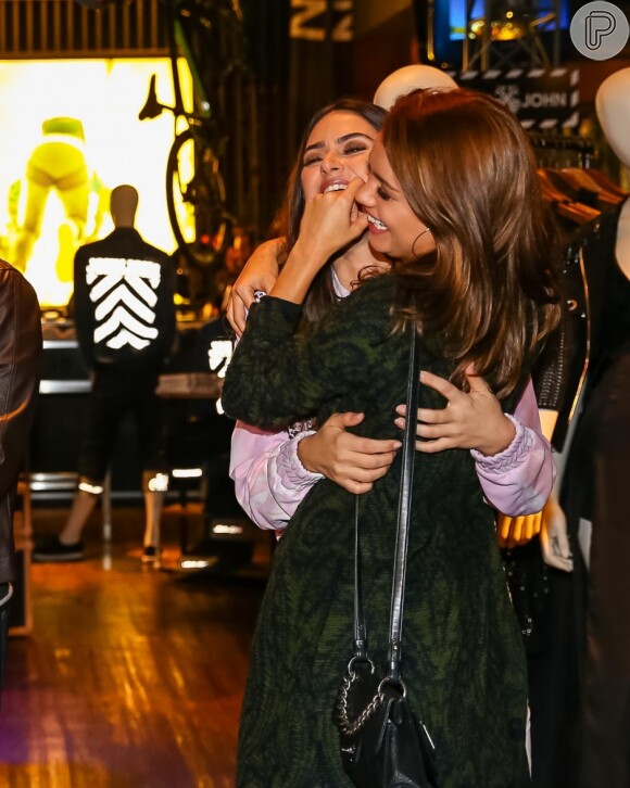 Sophie Charlotte e Thaila Ayala se abraçam durante evento de moda em São Paulo